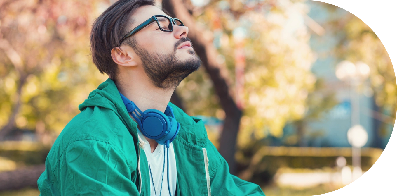 Homem aproveitando o tempo para relaxar no parque